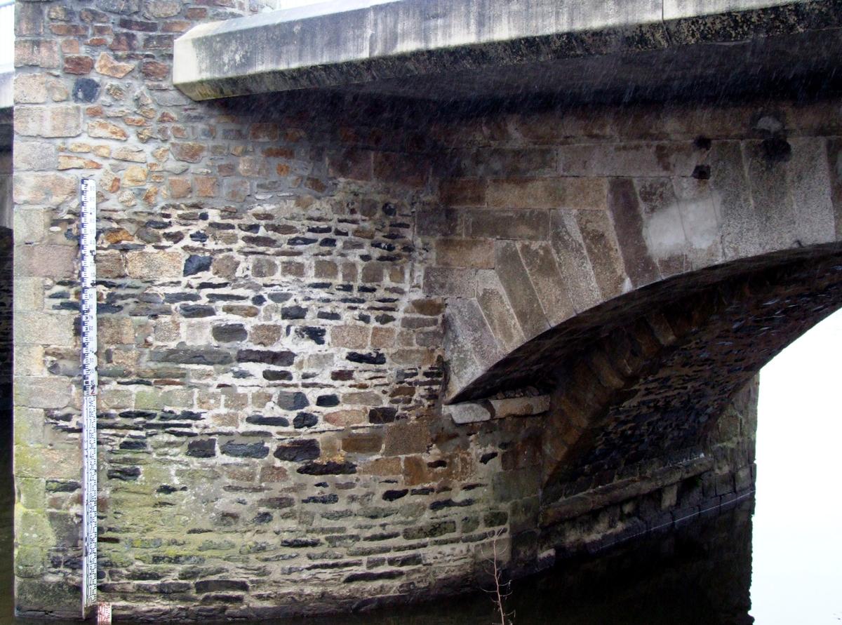 Fiche média no. 54029 Aixe-sur-Vienne - Pont médiéval - Après élargissement - Une arche avec les différentes étapes de son élargissement (voûtes en maçonnerie et dalle en béton) - photo prise sous la pluie