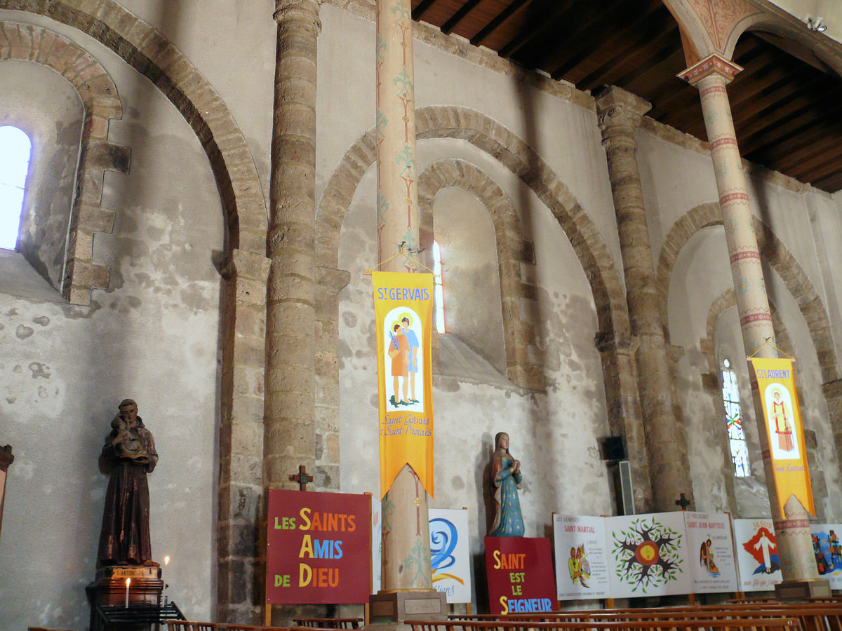 Rochechouart: Eglise Saint-Sauveur - Mur nord de l'église 