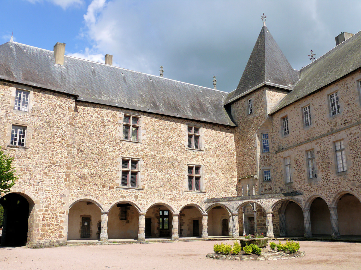 Château de Rochechouart - Cour du château avec galerie 