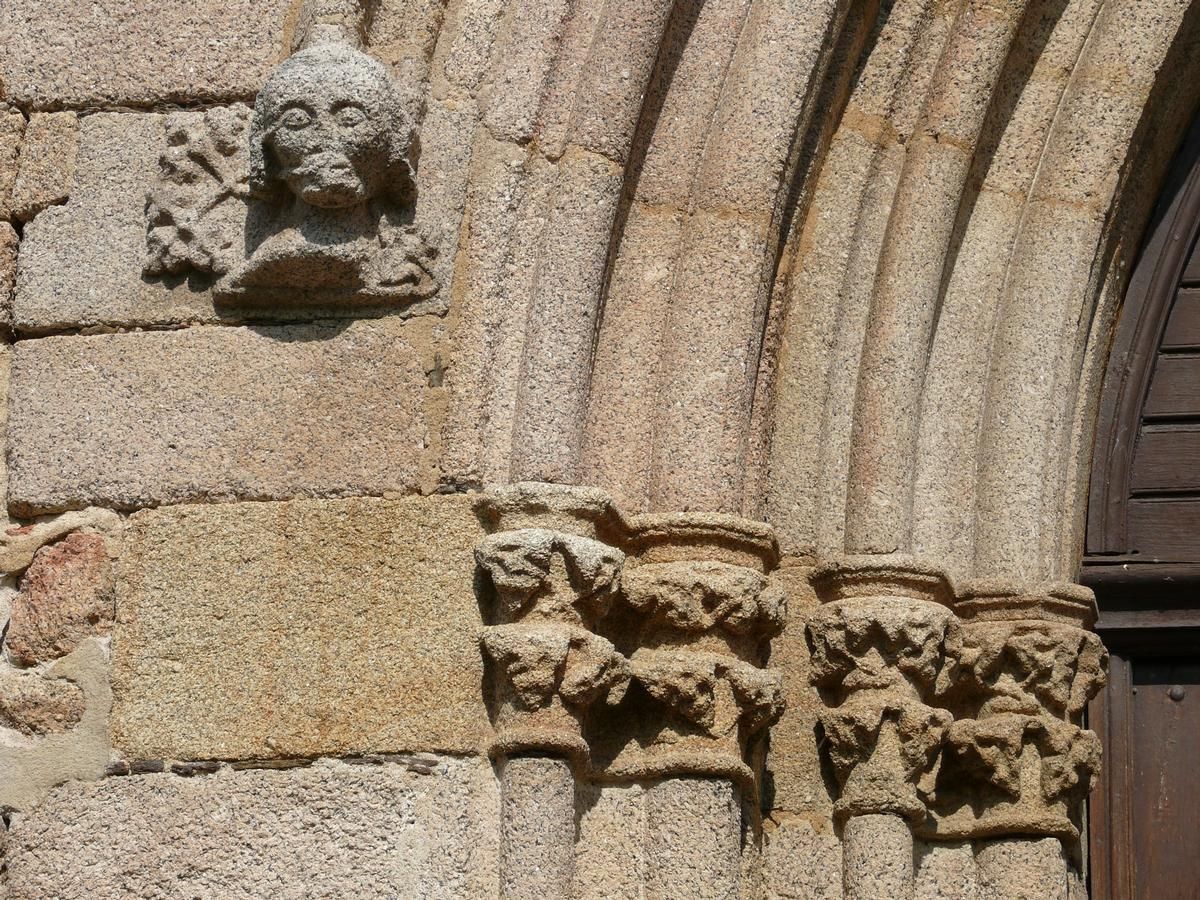 Eglise de Mortemart (ancienne chapelle du couvent des Augustins) - Détail du portail 