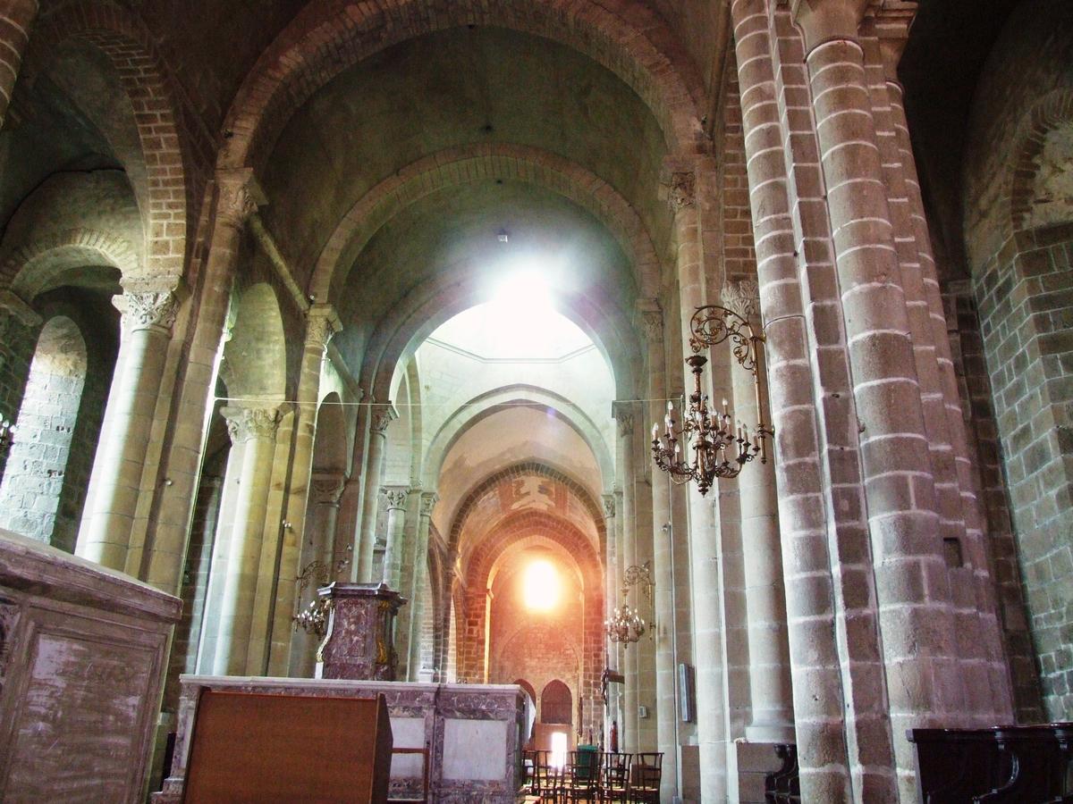 Saint-Junien - Collégiale Saint-Junien - Nef vue du choeur 