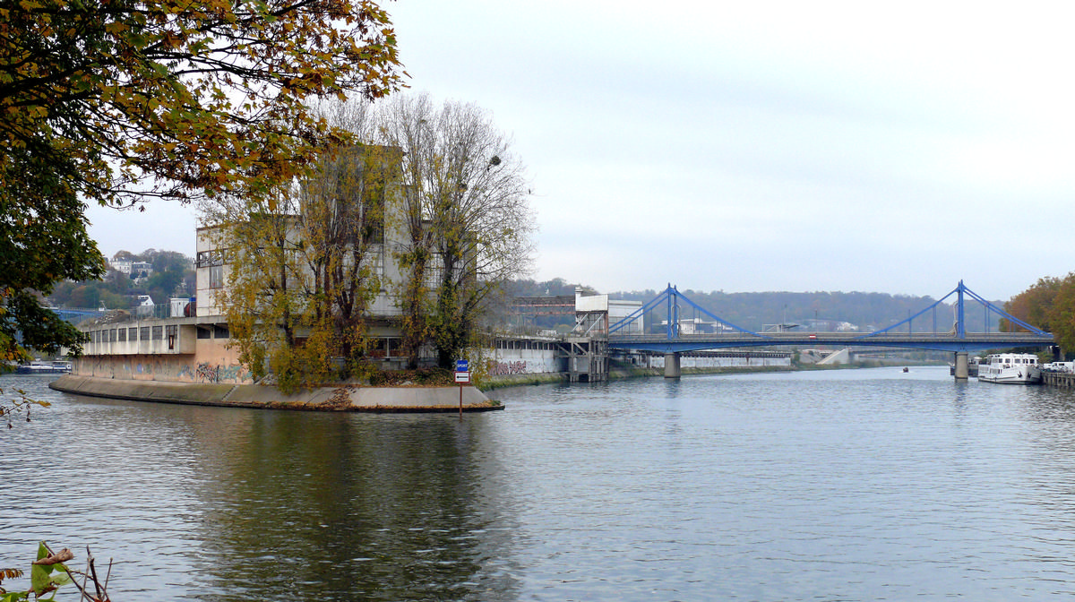Fiche média no. 153933 Boulogne-Billancourt - Pont Renault ou Daydé reliant Boulogne-Billancourt à l'île Seguin avec les restes de l'ancienne usine Renault. A gauche, le pont Seibert entre l'île Seguin et Meudon