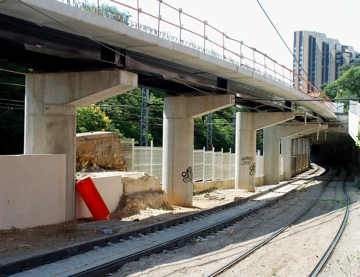 Montpellier - Viaduc Alphonse Loubat - Les premières piles à la sortie de la tranchée couverte du tramway 