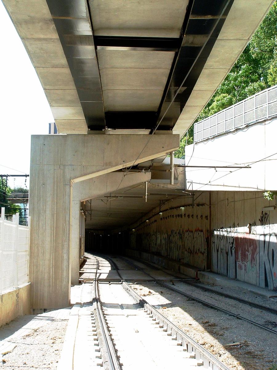 Montpellier - Viaduc Alphonse Loubat - Les premières piles avec consoles et les voies du tramway 