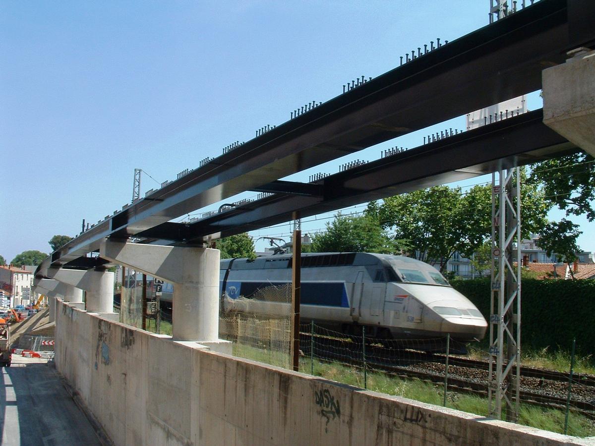 Fiche média no. 58043 Montpellier - Viaduc Alphonse Loubat - Les piles encastrées dans le mur de soutènement des voies ferroviaires, les piles avec consoles, la charpente métallique avec passage d'un TGV à l'arrière