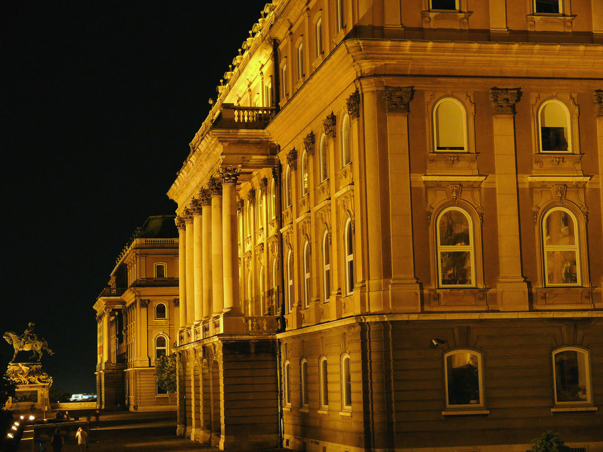 Budapest - Palais du roi du château de Buda - Façade sur le Danube avec la statue équestre du prince Eugène de Savoie 