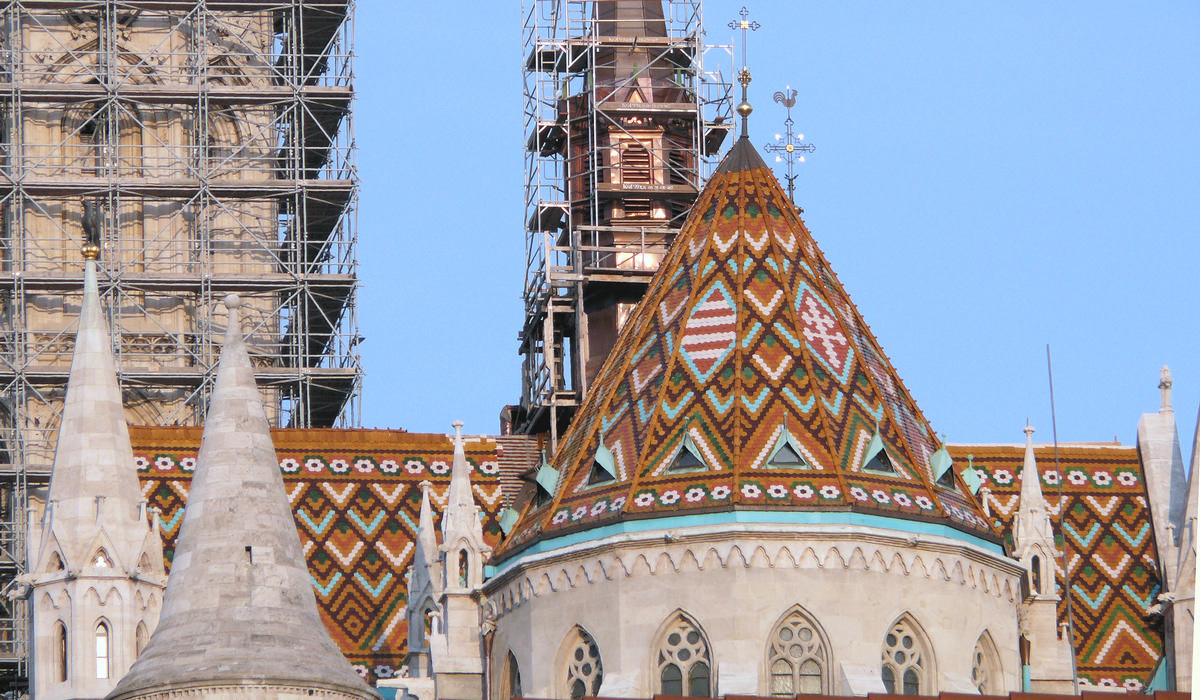 Budapest - Eglise Matthias - Détail de la toiture du chevet en cours de restauration en 2009 