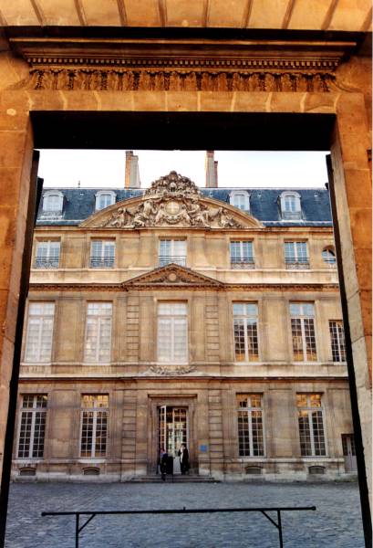 Hôtel Salé, Paris.Façade sur cour vue du portail 