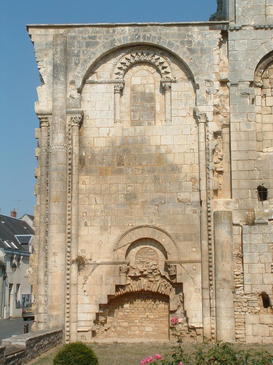 Déols - Ancienne abbatiale Notre-Dame - Le mur du narthex précédant l'église 