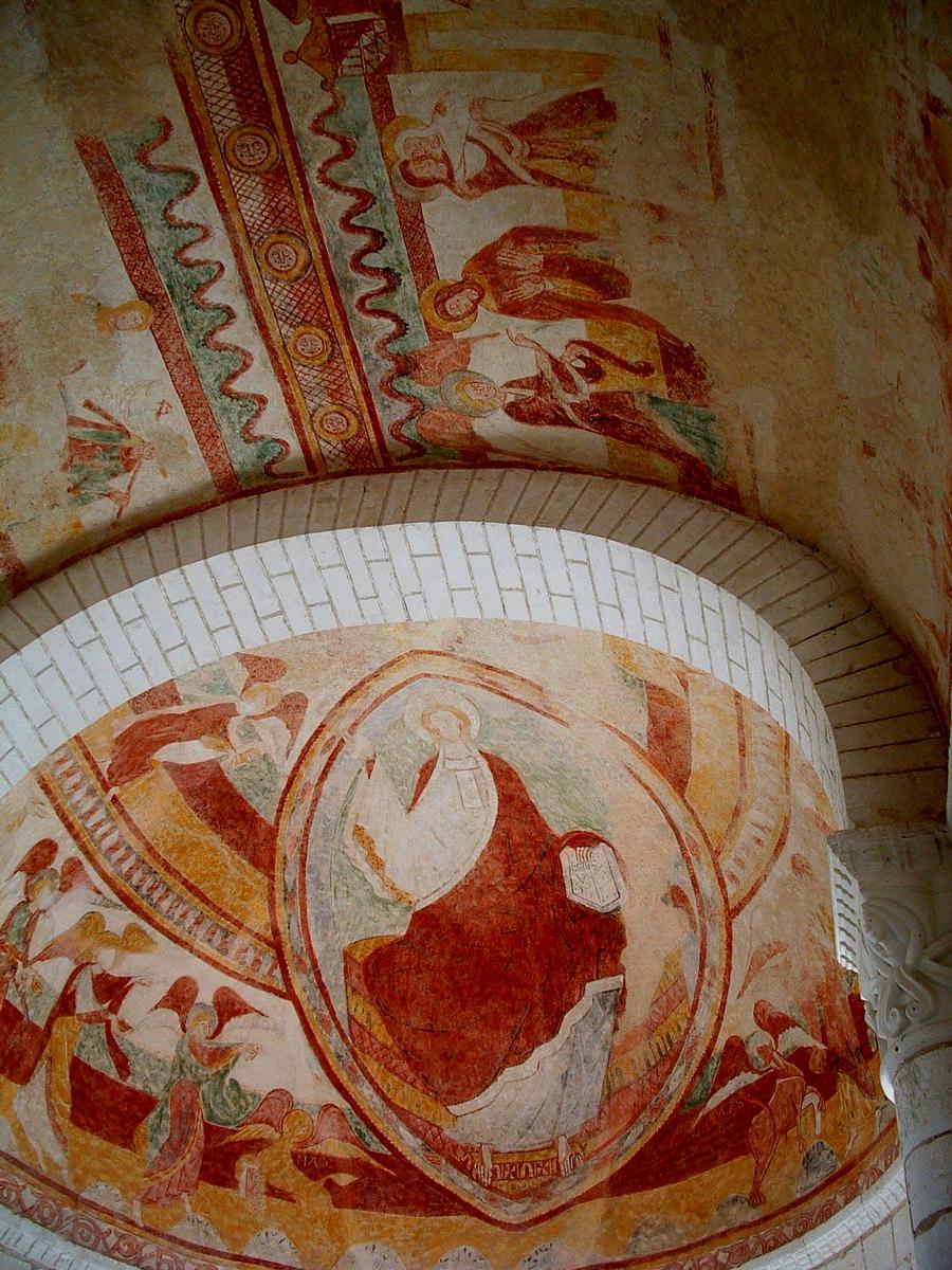 Tavant - Eglise Saint-Nicolas - Fresques du choeur: Christ en majesté entouré des symboles des évangélistes 