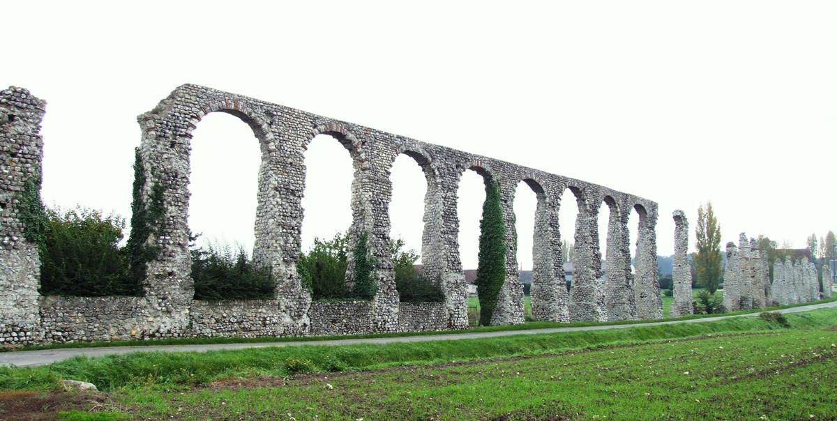 Luynes - Roman aqueduct 