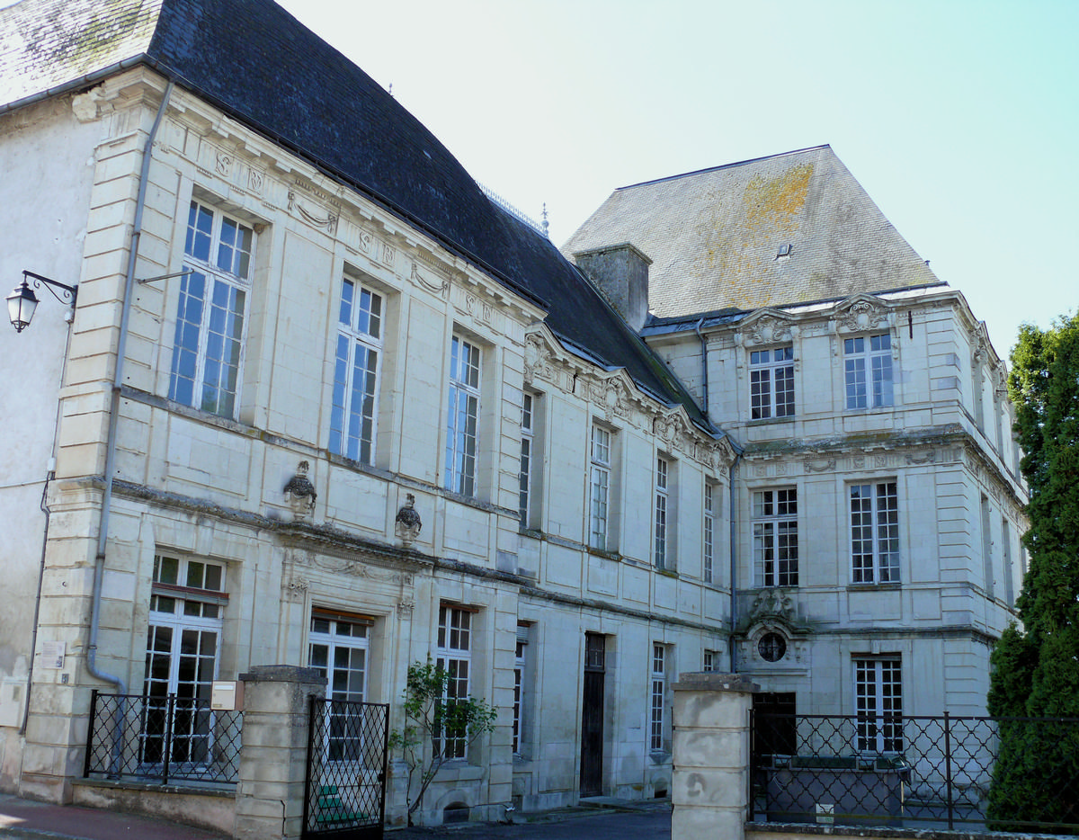 Fiche média no. 139300 Preuilly-sur-Claise - Hôtel de La Rallière - Façade côté abbatiale - On constate que le château n'a pas été terminé. Le projet initial prévoyait un château quatre fois plus grand avant l'arrestation de Samuel Gaudon en 1649