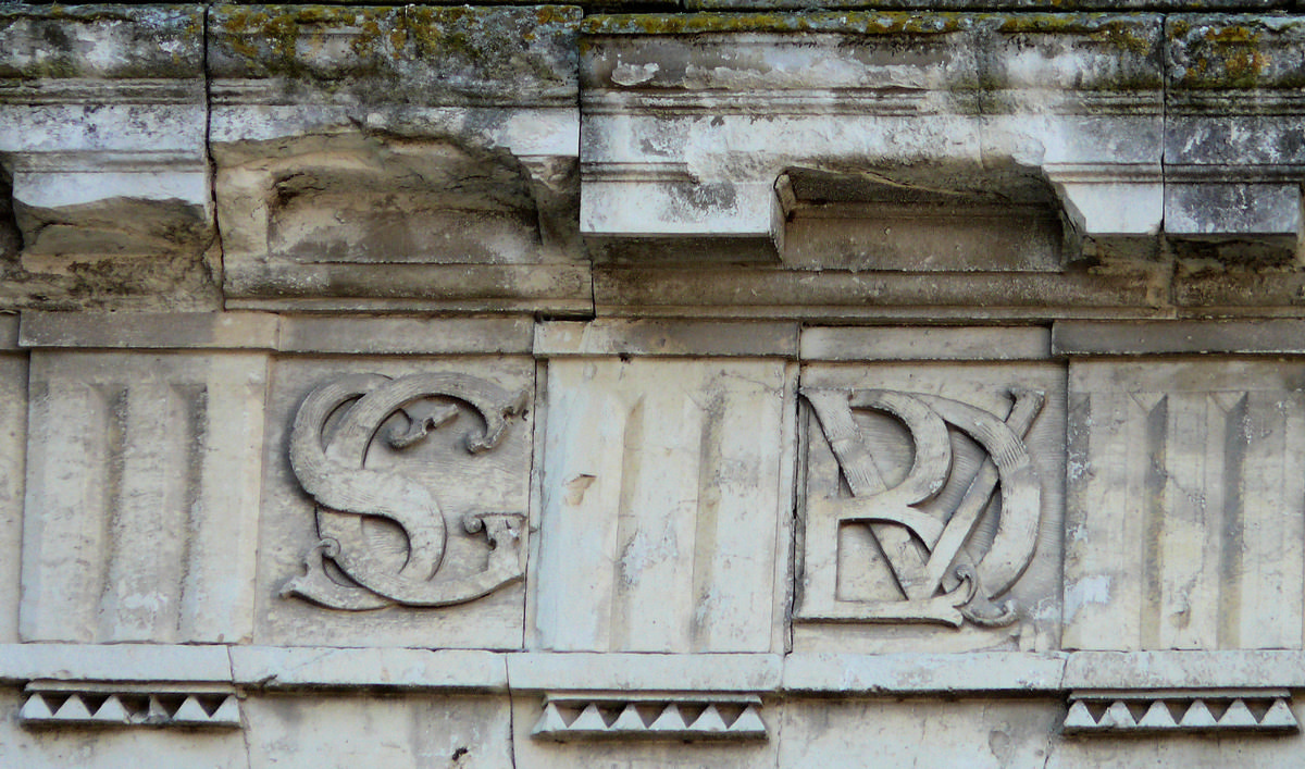 Preuilly-sur-Claise - Hôtel de La Rallière - Le monogramme du maître d'ouvrage: SG = Samuel Gaudon, VDLR = Vicomte? de La Rallière 
