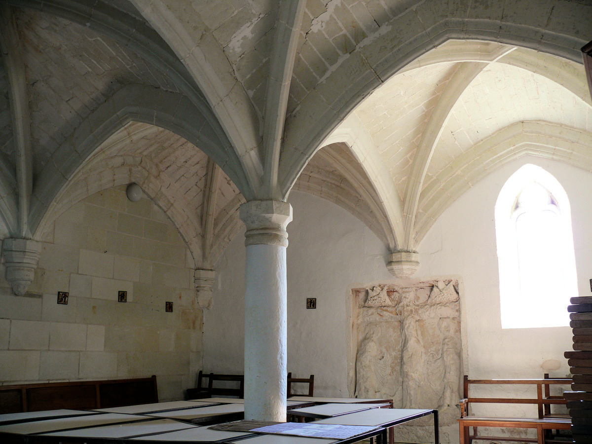 Fiche média no. 138983 Preuilly-sur-Claise - Abbaye Saint-Pierre - Vestiges des bâtiments monastiques au sud - Ancienne salle capitulaire avec, au fond, une sculpture endommagée représentant une crucifixion
