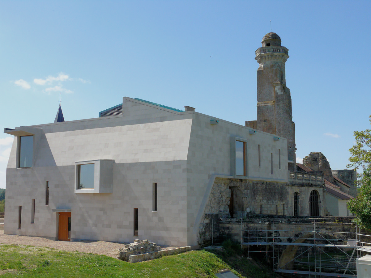 Château du Grand-Pressigny - Le nouveau bâtiment du musée départemental d'archéologie et l'enceinte du château 