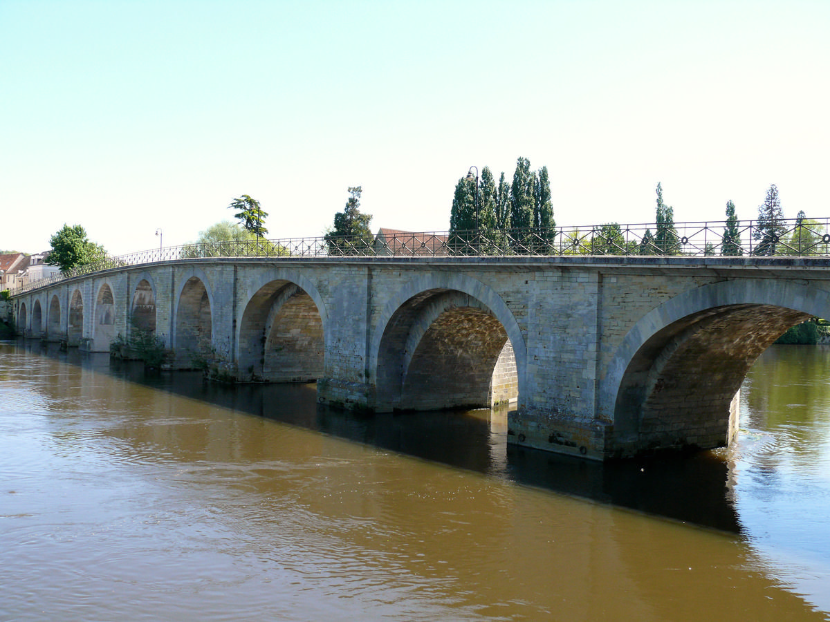 Descartes - Pont Henri IV côté aval - On remarque l'élargissement des arches côté aval 