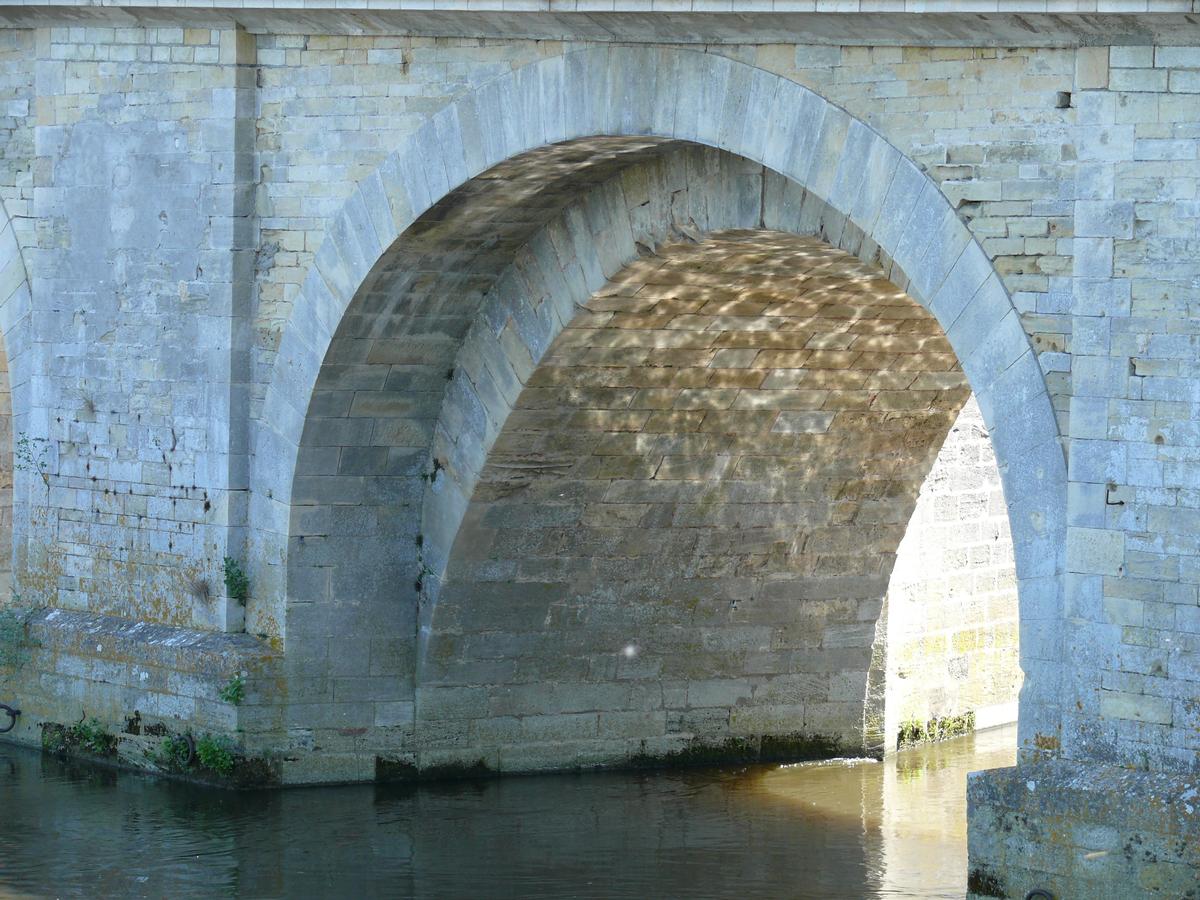 Descartes - Pont Henri IV côté aval - On remarque l'élargissement des arches côté aval - Détail 