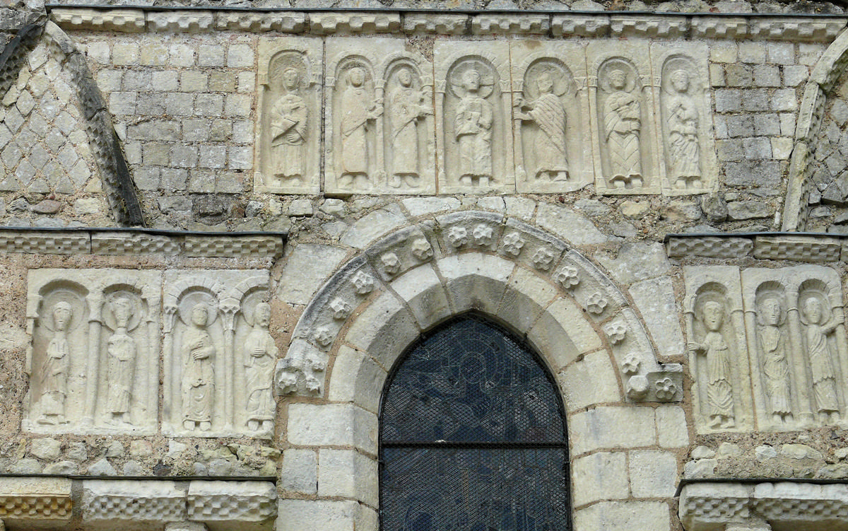 Fiche média no. 139342 Azay-le-Rideau - Eglise Saint-Symphorien - Façade de la partie sud de l'église comportant des éléments de structure anciens: 6 ème ou 9 ème siècle