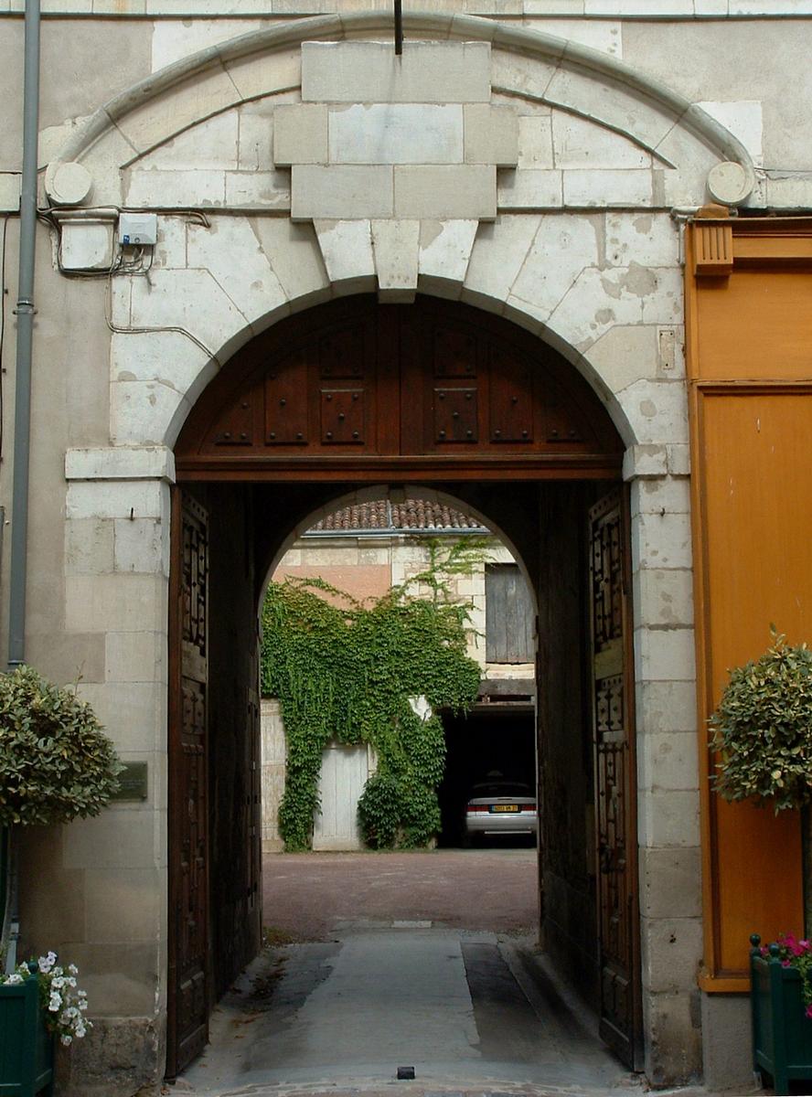 Ville nouvelle de Richelieu - Porte d'un hôtel 