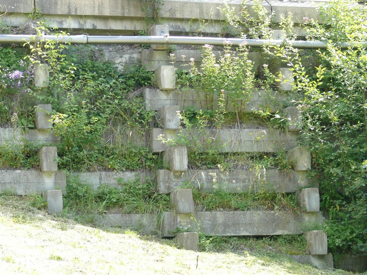 Fiche média no. 117510 Oz - Viaduc de l'Eau d'Olle, sur le lac de barrage du Verney - Mur Peller (mur poids en éléments béton préfabriqués du procédé Peller) tenant le remblai à l'arrière de la culée