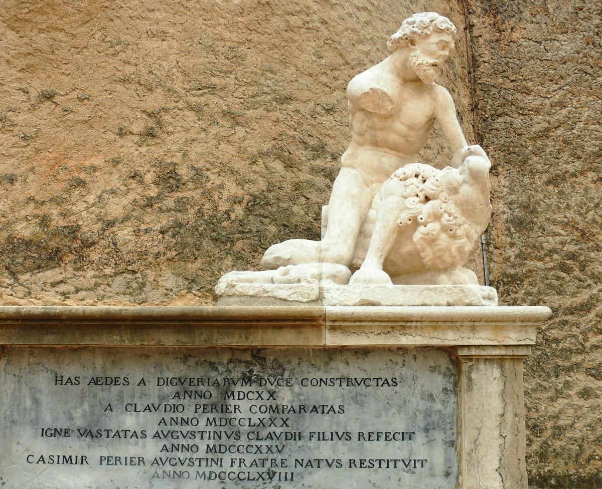 Fiche média no. 117526 Château de Vizille - Escalier Créqui (1677-1677) - Sculpture représentant «Hercule qui esgorge un lion» par le sculpteur Germain Thomas en 1677 et inscription latine placées après les travaux de restauration de l'escalier vers 1868