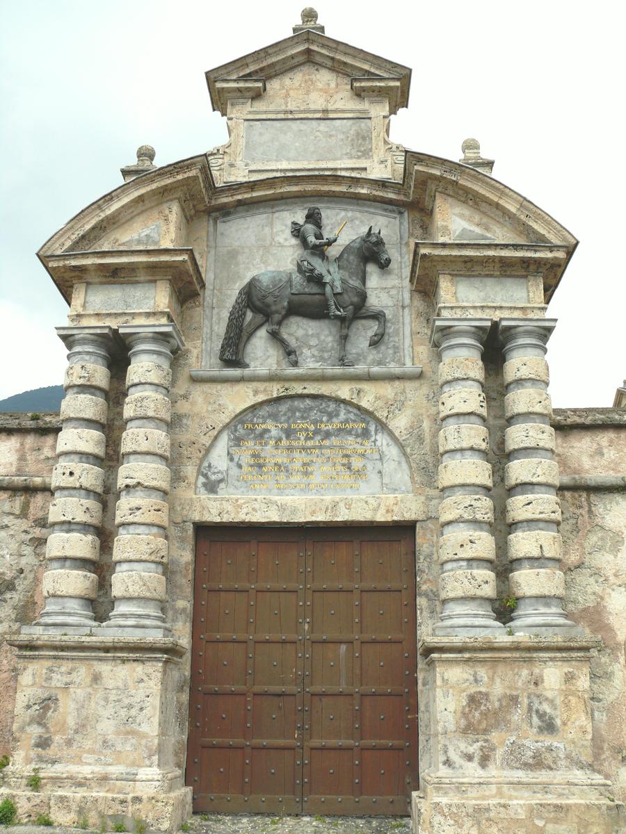 Fiche média no. 117530 Château de Vizille - Portail Lesdiguières (1624) par le sculpteur Jacob Richier et la statue équestre de François de Bonne [1543-1626], premier duc de Lesdiguières