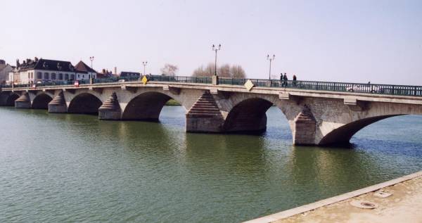 Pont sur l'Yonne, Joignyvu de la rive droite 