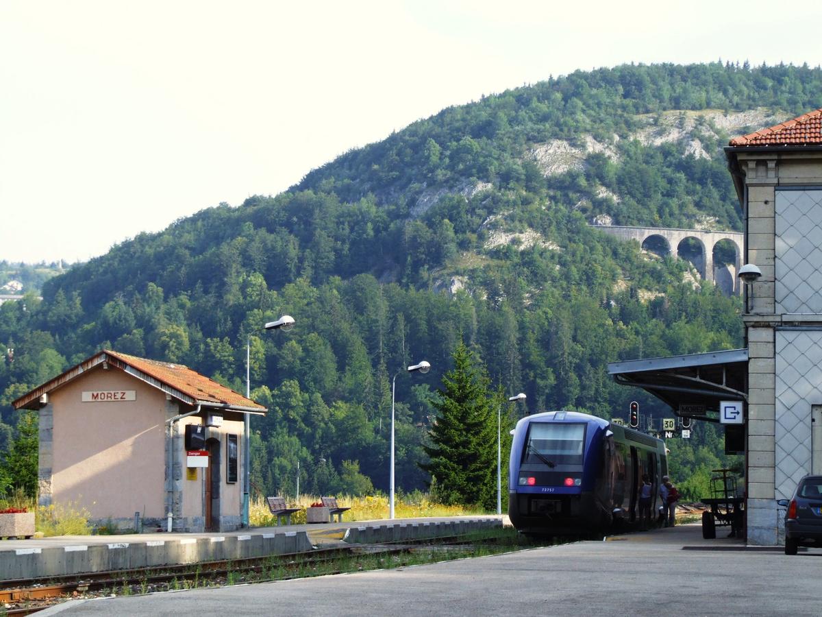 Gare de Morez - Le train en attente avec le viaduc des Crottes en arrière plan 