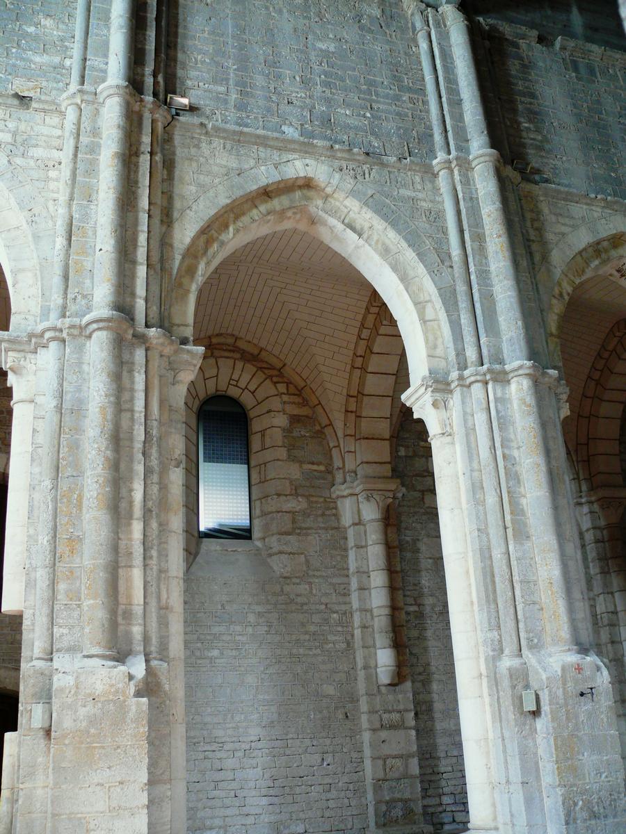 Vitreux - Abbaye Notre-Dame d'Acey - Abbatiale - Restes de l'élévation de l'abbatiale du 12ème siècle Vitreux - Abbaye Notre-Dame d'Acey - Abbatiale - Restes de l'élévation de l'abbatiale du 12 ème siècle