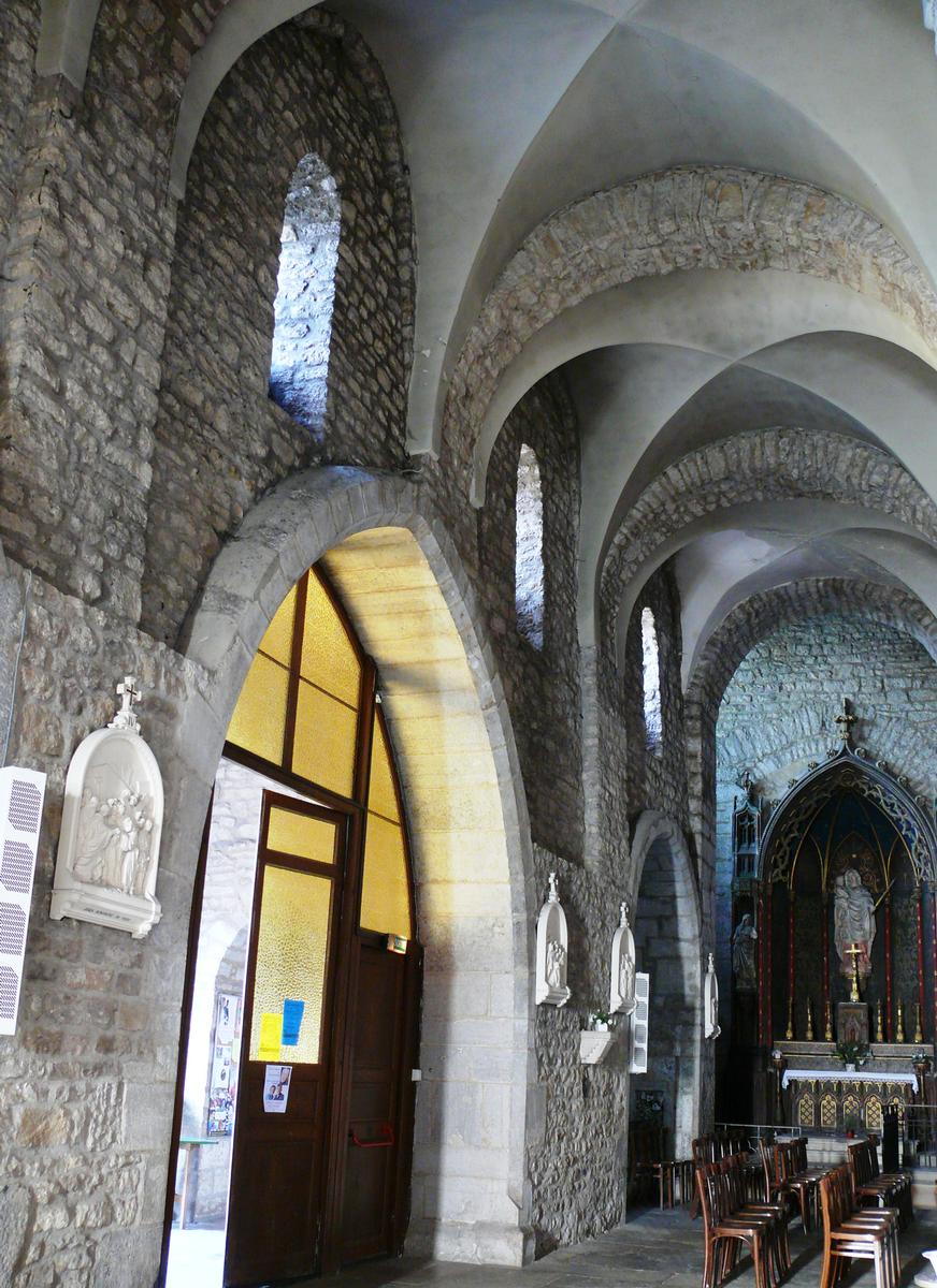 Lons-le-Saunier - Eglise Saint-Désiré - Bas-côté et entrée de l'église 