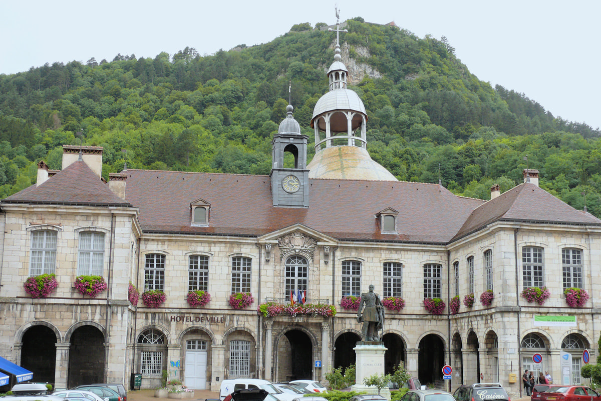 Fiche média no. 140167 Hôtel de ville (Salins-les-Bains) - Hôtel de ville dominé par le fort Saint-André. En arrière plan, le clocheton de la chapelle Notre-Dame-Libératice