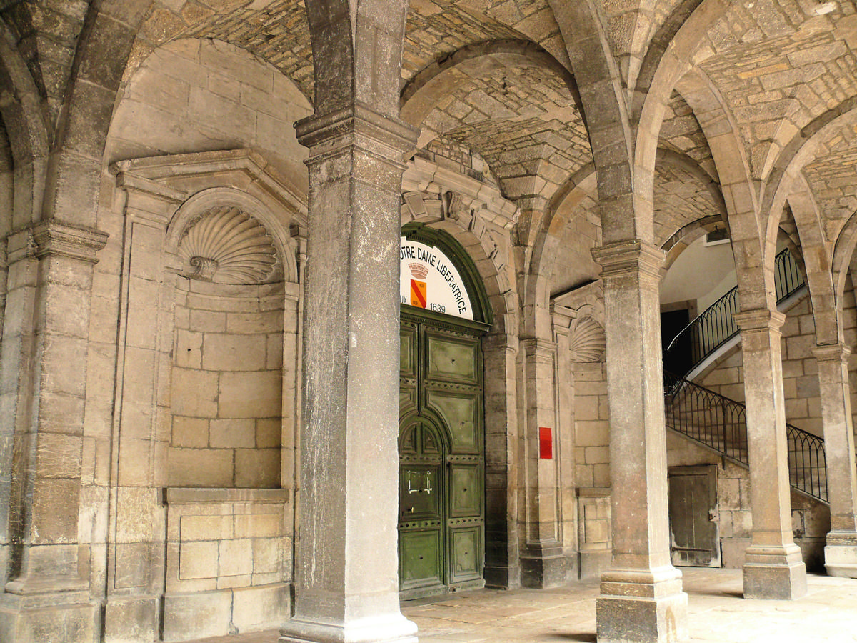 Hôtel de ville (Salins-les-Bains) - Hôtel de ville: galerie avec l'entrée à la chapelle votive Notre-Dame-Libératrice 