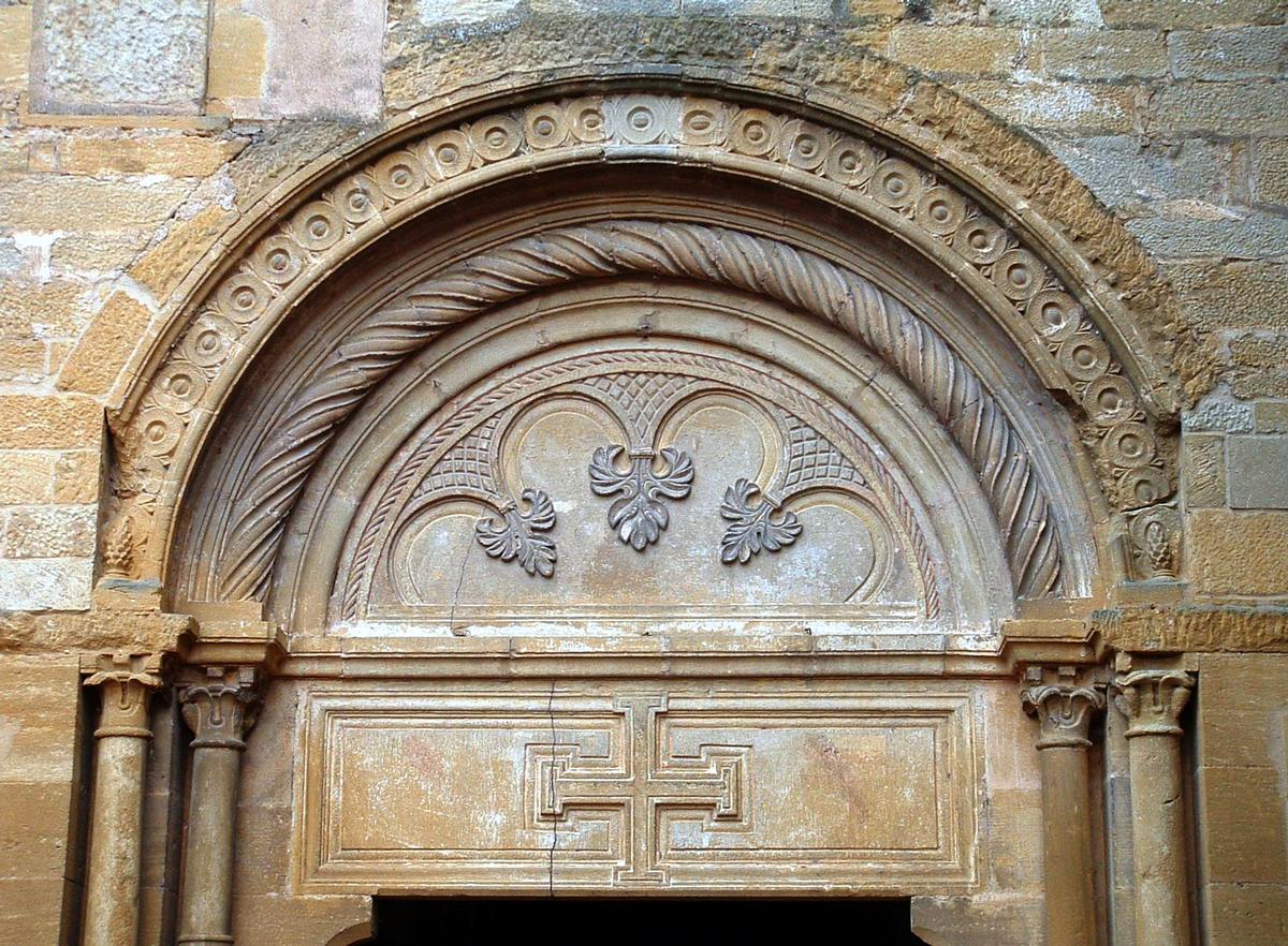 Abbaye de La Bénisson-Dieu - Tympan du portail 