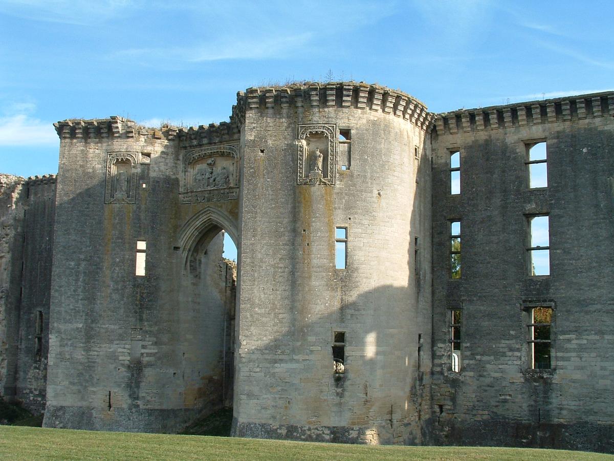 Château de La Ferté-MilonTours à éperon de l'entrée 