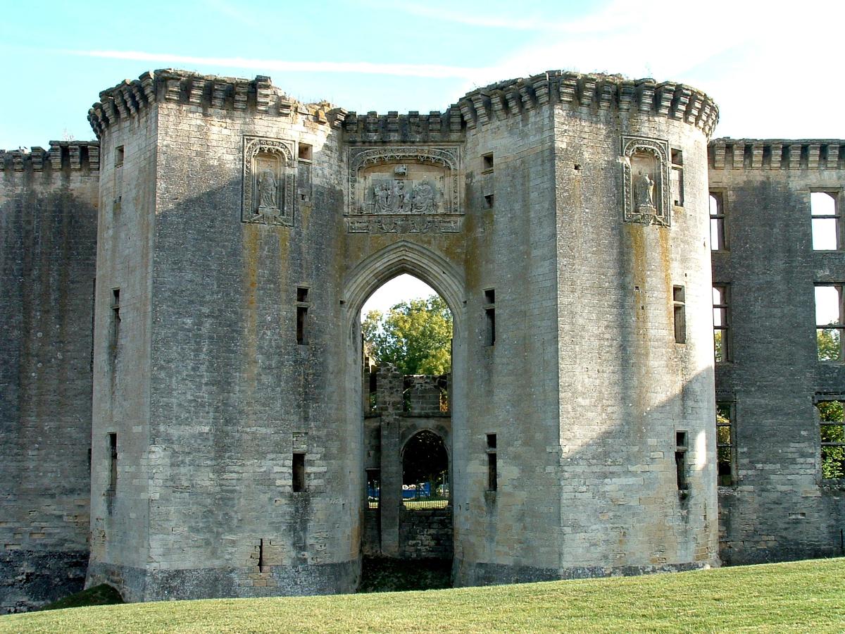 Château de La Ferté-Milon Porte d'entrée du château et tours avec éperon