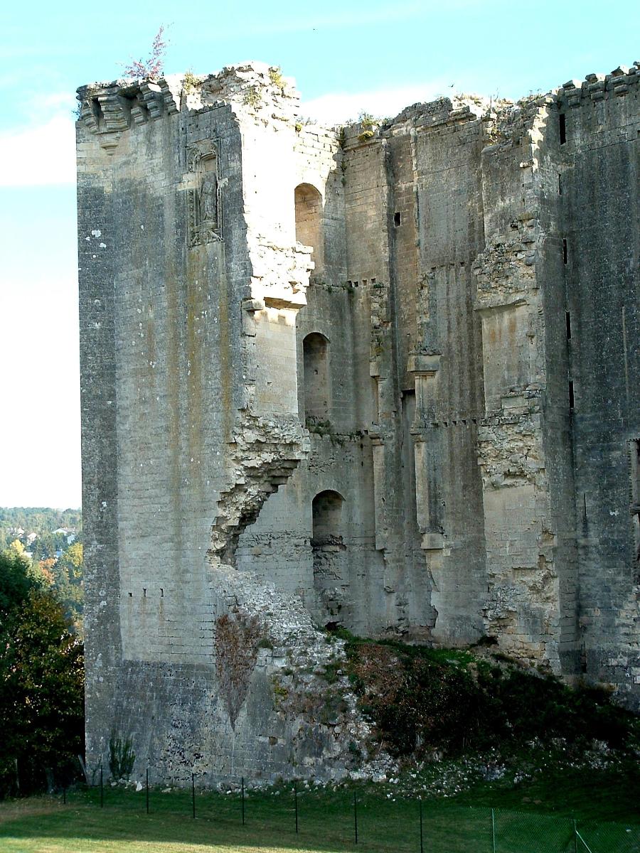 Château de La Ferté-Milon Tour carrée avec contreforts diagonaux et cheminée