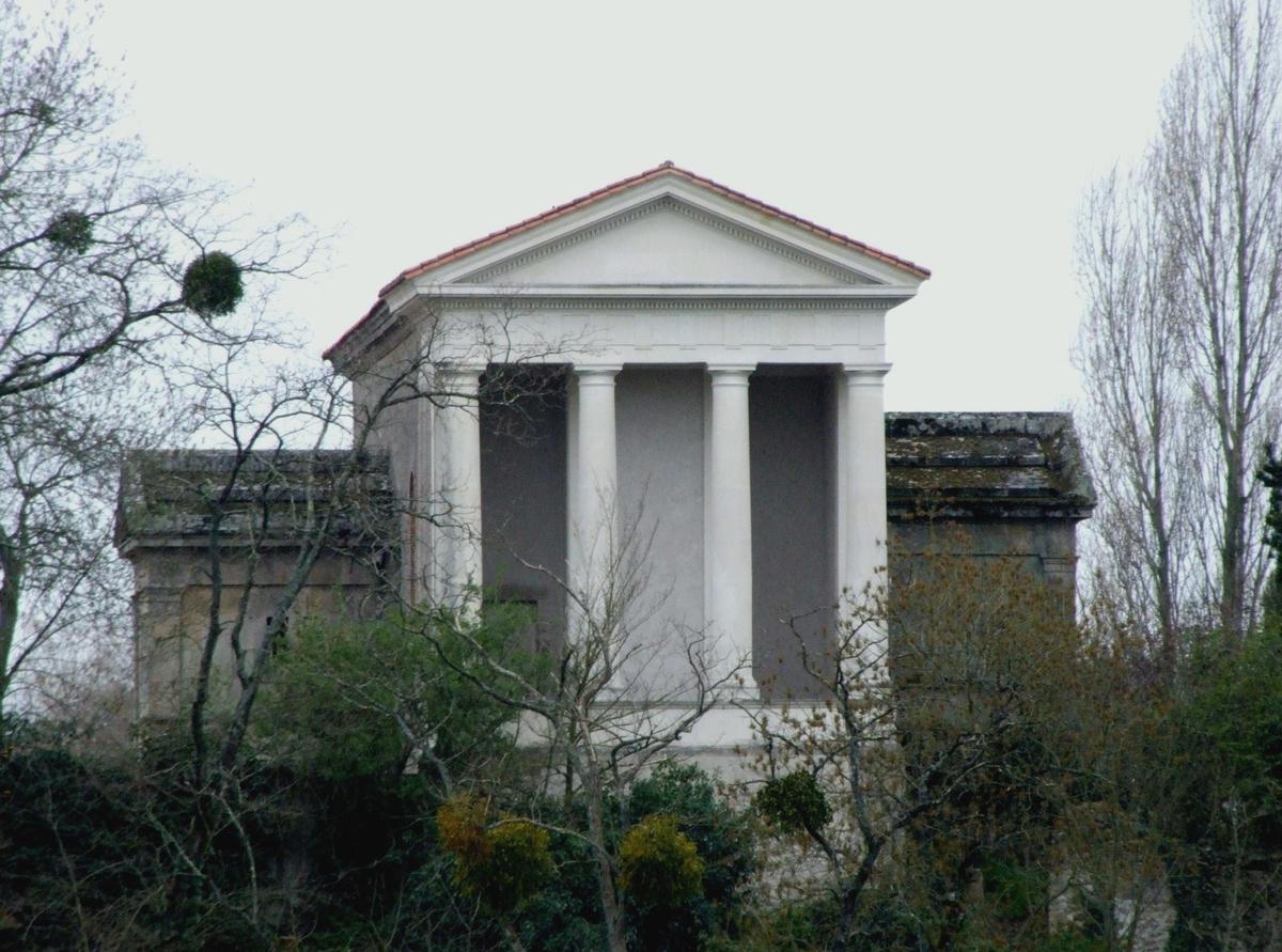 Fiche média no. 76696 La Garenne Lemot - Temple de l'Amitié construit entre 1812 et 1824, après la mort de François Cacault en 1805. Construit à l'antique en s'inspirant du temple de la Sybille à Tivoli. Il devient la chapelle funéraire à Frédéric Lemot en 1827