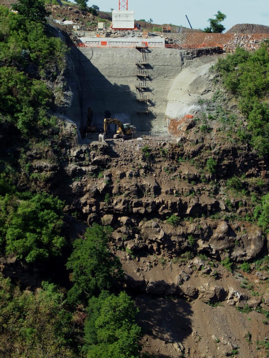 Fiche média no. 81621 Pont de la ravine Fontaine - Terrassement du massif d'appui en rive gauche. On peut voir que le massif est appuyé sur des successions de couches de basalte et de scories. On constate un sous-cavage dans les couches de scories