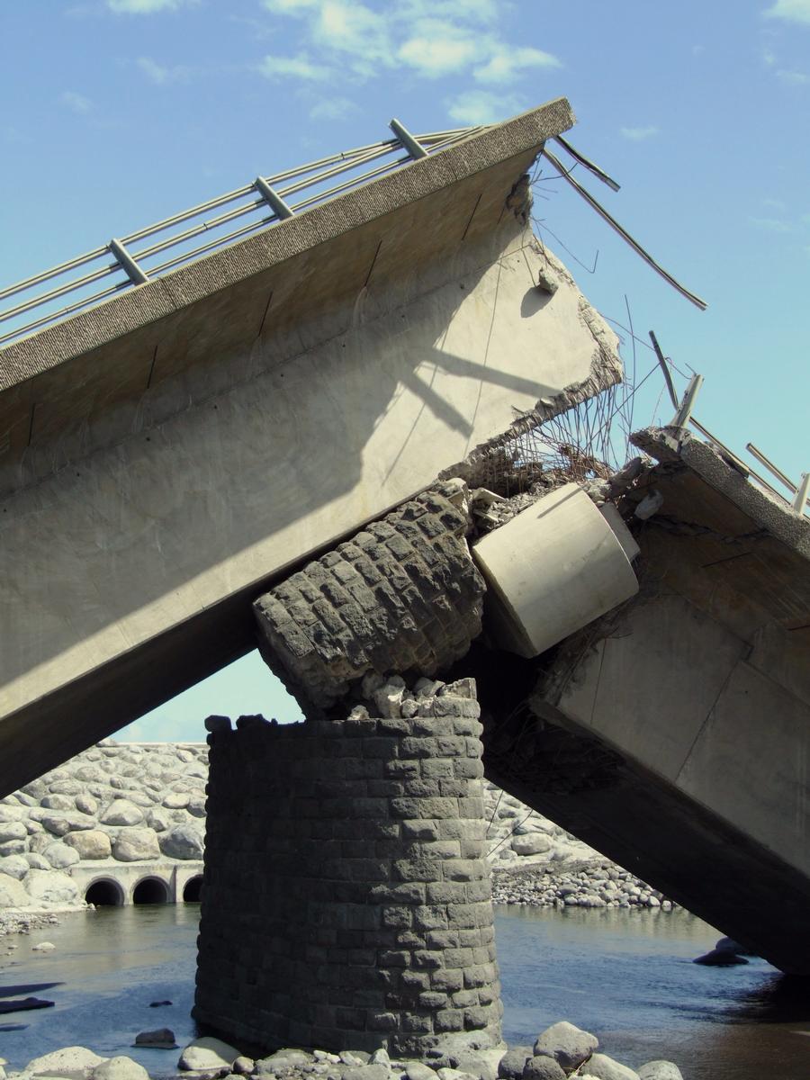 Fiche média no. 81612 Saint-Pierre - Pont aval de la rivière Saint-Etienne effondré et le passage à gué busé reconstruit pour assurer un remplacement provisoire du pont