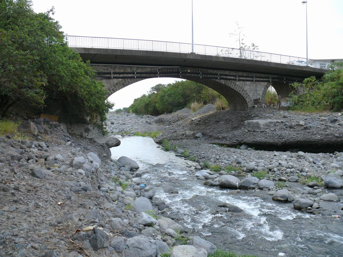 Fiche média no. 100235 Saint-Denis et Sainte-Marie - Pont Desbassyns sur la rivière des Pluies. On peut constater l'effet de l'érosion provoquée par la rivière en crue sur l'appui de rive