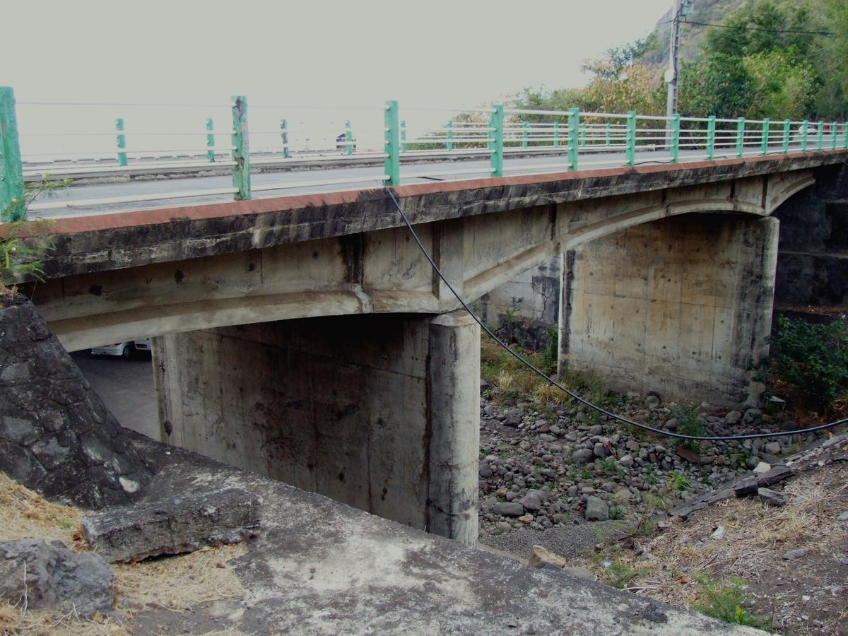 Ancien pont de la RN1 sur la ravine de la Grande-Chaloupe 