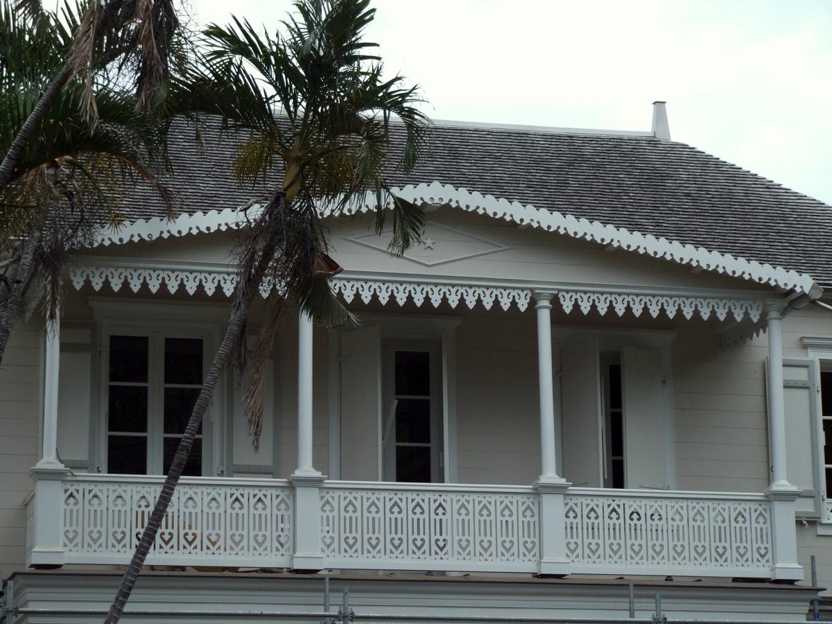 Saint-Denis - Villa du Général - Porche et balcon construits vers 1920 