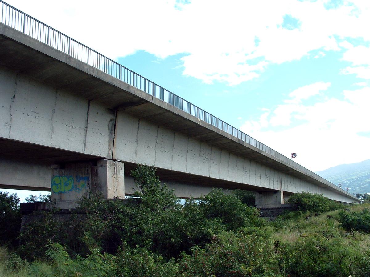 Pont sur la rivière Saint-Etienne 