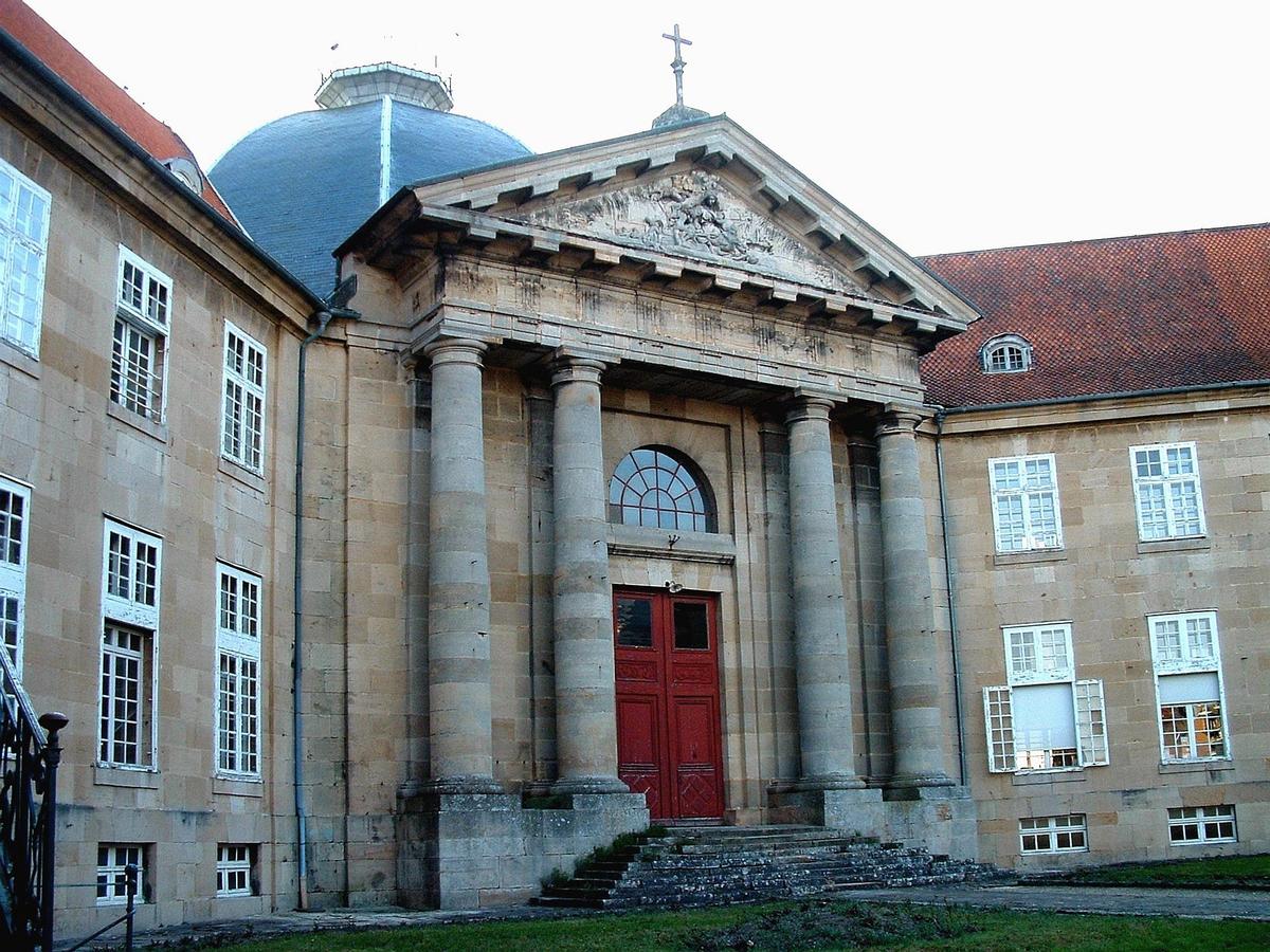 Langres - Hôpital de la Charité - Entrée de la chapelle et les ailes 