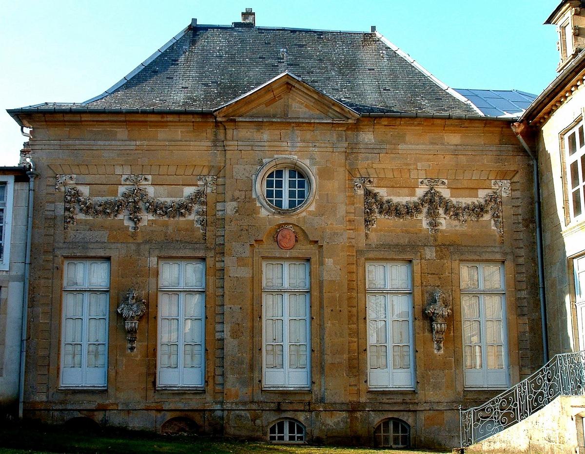 Langres - Hôtel Valtier-de Choiseul, du-Breuil-de-Saint-Germain Façade sur cour de l'aile de service en équerre refaite en logis après 1750