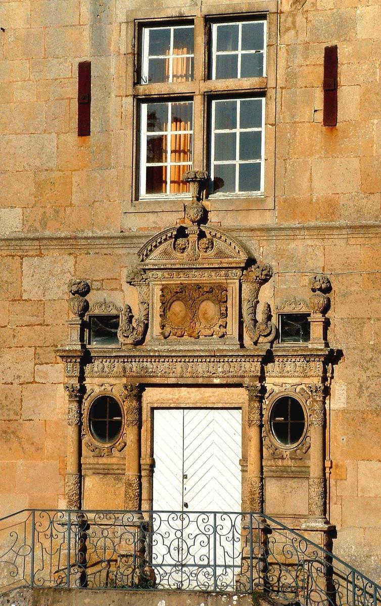 Langres - Hôtel Valtier-de Choiseul, du-Breuil-de-Saint-Germain - Façade sur cour du logis - Détail de la décoration de la porte 