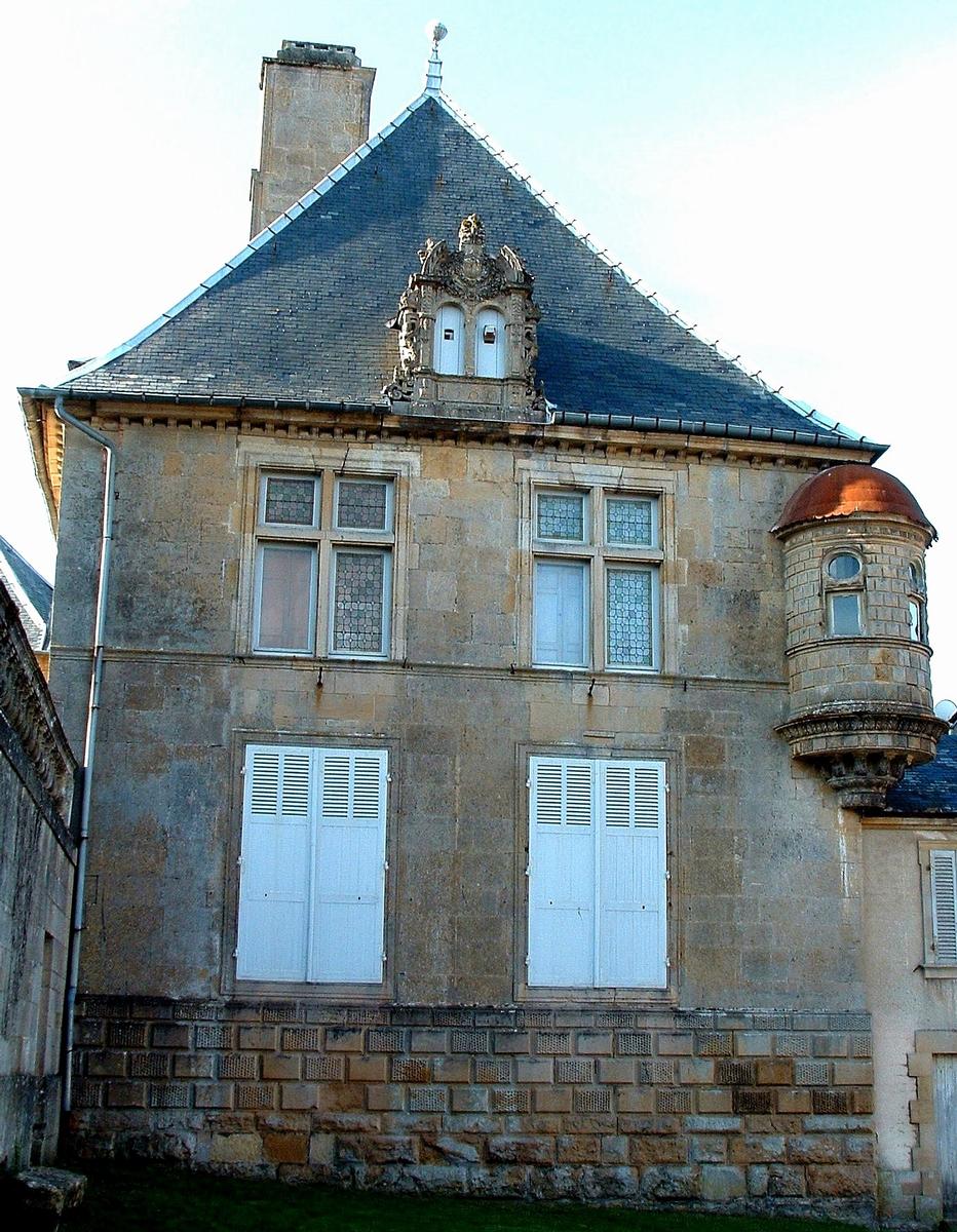 Langres - Hôtel Valtier-de Choiseul, du-Breuil-de-Saint-Germain - Façade du logis sur la place 