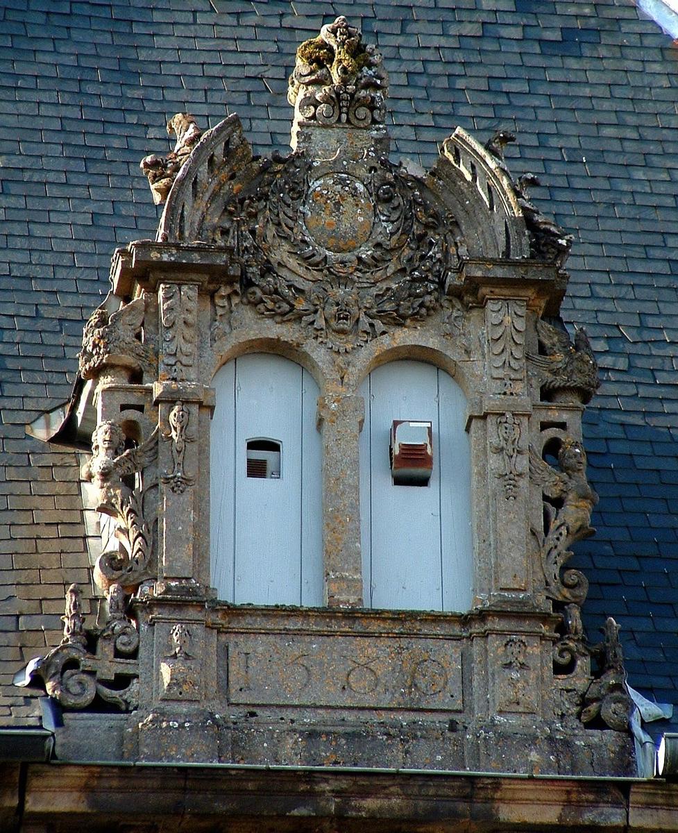 Fiche média no. 28908 Langres - Hôtel Valtier-de Choiseul, du-Breuil-de-Saint-Germain - Façade du logis sur la place - Réemploi au 19ème siècle d'une lucarne faite en 1580