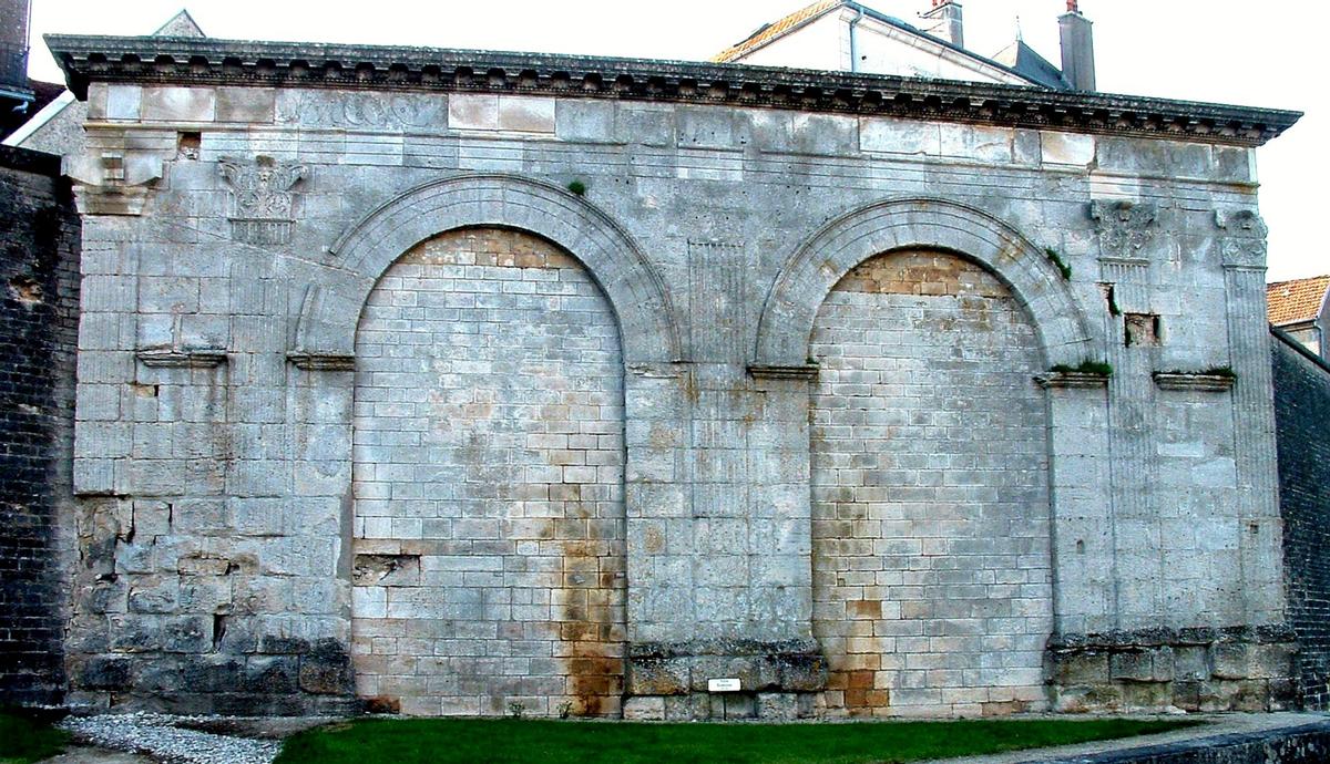 Stadmauern von LangresGallisch-römisches Tor, das in die Stadtmauern mit eingebaut wurde Stadmauern von Langres Gallisch-römisches Tor, das in die Stadtmauern mit eingebaut wurde