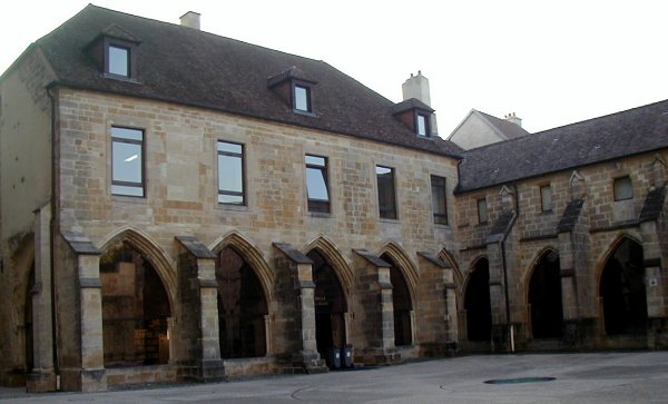 Cathédrale Saint-Mammès de Langres.Cloître de la cathédrale 